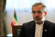 قاب متفاوت از تشییع رهبر شهید/ حضور علی باقری‌کنی با تصویر برادر شهیدش مصباح‌الهدی باقری‌کنی