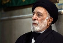بوسه برادر رهبر شهید حجت‌الاسلام هادی خامنه‌ای بر تابوت ایشان + فیلم