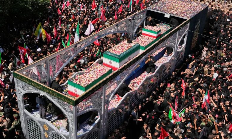 پیکر رهبر شهید به خاک سپرده شد پیکر رهبر شهید به خاک سپرده شد