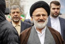 علی‌اصغر حجازی و سید حسن خمینی در مراسم تدفین رهبر شهید + عکس