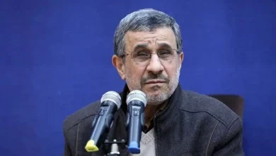 حضور احمدی نژاد در مراسم گرامیداشت رهبر شهید در مصلی تهران+ فیلم