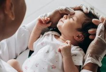 یک باور غلط، یک عمر پشیمانی / این کار رایج والدین، نوزاد را دچار فلج مغزی می‌کند