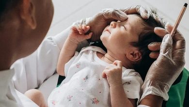 یک باور غلط، یک عمر پشیمانی / این کار رایج والدین، نوزاد را دچار فلج مغزی می‌کند
