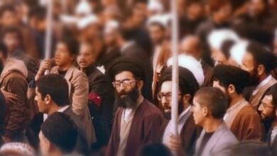 تصویر دیده‌نشده از مراسم خاکسپاری همسر امام خمینی / رهبر شهید و هاشمی رفسنجانی حضور داشتند + عکس