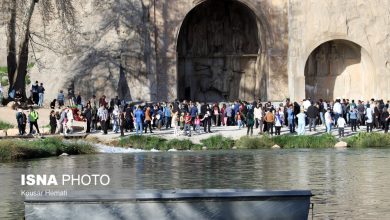 رشد بازدید گردشگران از تاق بستان رشد بازدید گردشگران از تاق بستان