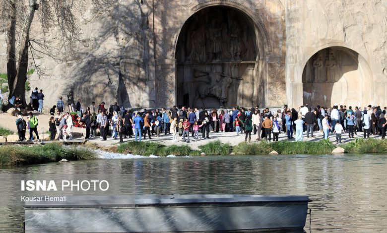رشد بازدید گردشگران از تاق بستان رشد بازدید گردشگران از تاق بستان