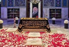 نویسنده پارچه خوشنویسی‌شده روی مزار رهبر شهید کیست؟ + عکس